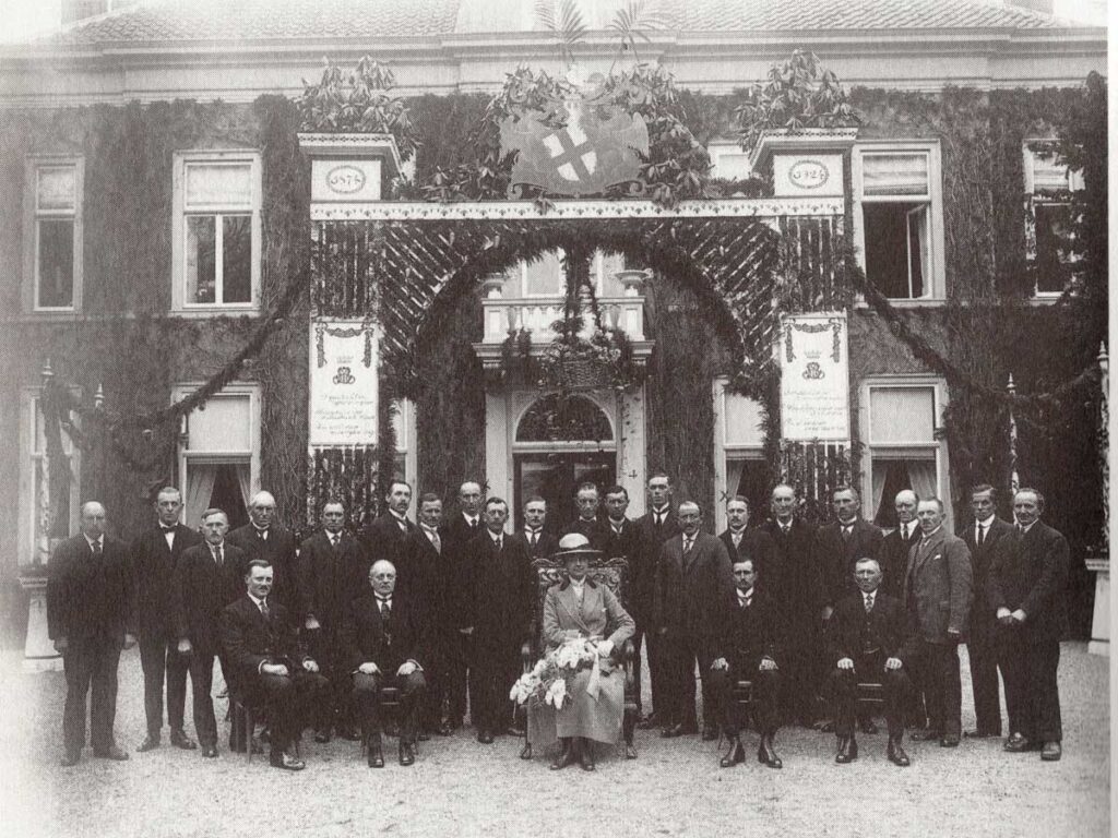 Gravin-Van-Bylandt-viert-haar-50e-verjaardag-met-haar-personeel-op-17-april-1924_web